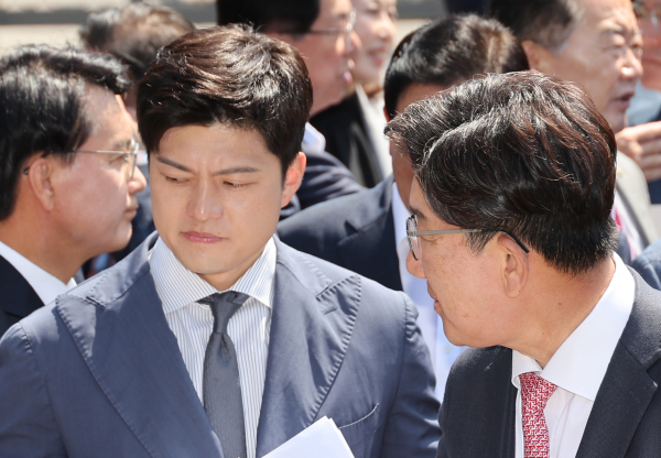 국민의힘 김용태 비상대책위원장과 권성동 원내대표가 11일 이재명 대통령의 공직선거법 위반 사건의 파기환송심을 사실상 무기한 연기한 서울고등법원 앞에서 열린 현장 의원총회를 마무리 하고 있다. /사진=연합뉴스