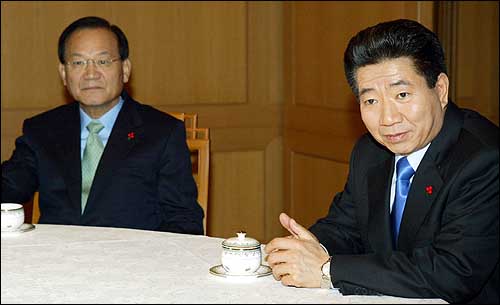 2003년 12월 14일 오전 청와대에서 열린 노무현 대통령과 4당 대표 회동에서 노 대통령과 한나라당 최병렬 대표가 환담을 나누고 있다. /사진=연합뉴스