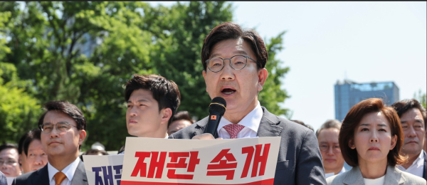국민의힘 권성동 원내대표가 11일 이재명 대통령의 공직선거법 위반 사건의 파기환송심을 사실상 무기한 연기한 서울고등법원 앞에서 열린 현장 의원총회에 참석, 발언하고 있다. /사진=연합뉴스
