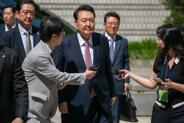 윤석열 전 대통령이 지난 9일 서울 서초구 서울중앙지방법원에서 열린 내란 우두머리 혐의·직권남용 권리행사 방해 혐의 사건 6차 공판에 출석하고 있다. /사진=공동취재단