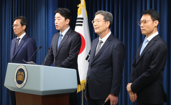 강훈식 대통령 비서실장이 8일 용산 대통령실에서 정무,홍보,민정 수석 인선을 발표하고 있다. 왼쪽부터 우상호 정무수석, 강 비서실장, 오광수 민정수석, 이규연 홍보소통수석. /사진=연합뉴스
