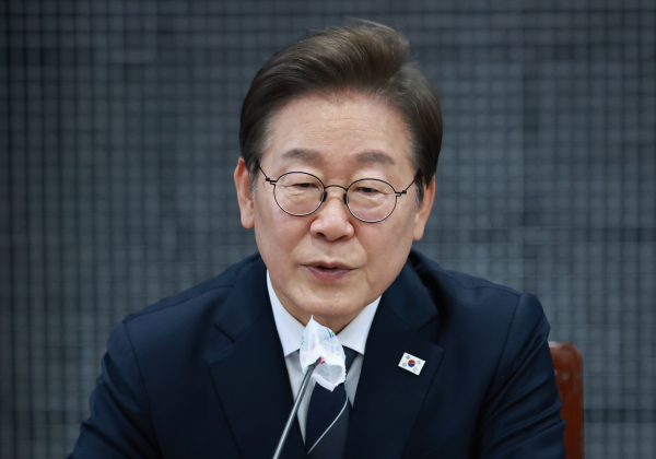 이재명 대통령이 지난 13일 경기도 연천군청에서 기본소득 실시지역 현황 점검을 하며 발언하고 있다. /사진=연합뉴스