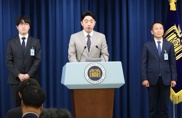 강훈식 대통령비서실장이 15일 서울 용산 대통령실에서 인선 발표를 하고 있다. 맨왼쪽이 하정우 AI미래기획수석. /사진=연합뉴스