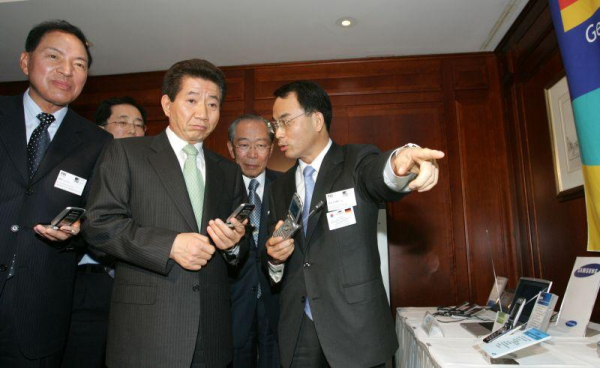 2005.04.12.생산자대통령비서실등록번호47974기증자사람사는세상노무현재단인물노무현 대통령, (대통령 우측으로) 강신호 전국경제인연합회 회장, 진대제 정보통신부장관, (대통령 좌측) 이윤우 삼성전자 부회장