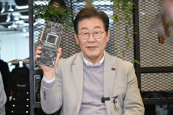 이재명 대통령이 대선 후보 시절인 지난 4월14일 인공지능 반도체 스타트업 퓨리오사에이아이(AI)를 방문해 이 회사가 만든 인공지능 전용 신경망처리장치(NPU)를 들고 있다. /사진=공동취재단