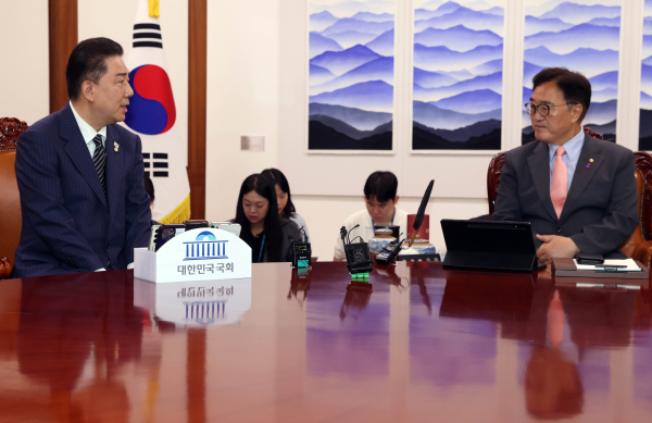 우원식 국회의장(오른쪽)이 16일 국회 의장실을 예방한 더불어민주당 김병기 당 대표 직무대행 겸 원내대표와 환담하고 있다. /사진=공동취재단