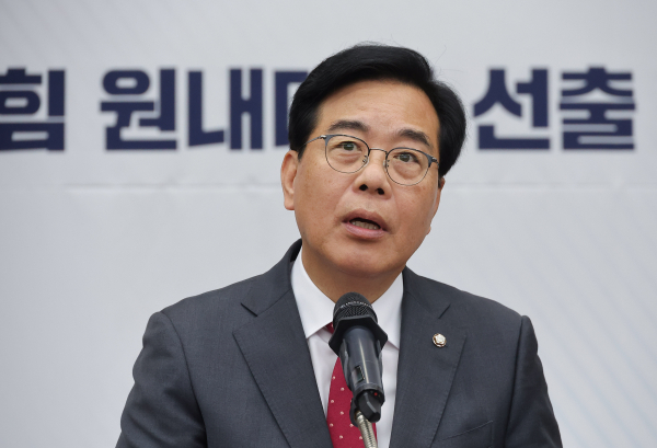 국민의힘 원내대표 선거에 출마한 송언석 후보가 16일 서울 여의도 국회에서 열린 원내대표 선출 선거 의원총회에서 정견 발표를 하고 있다. /사진=연합뉴스