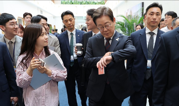 이재명 대통령이 10일 서울 용산 대통령실 청사에서 시계를 보며 이동하고 있다. 이 대통령은 이날 직원 식당에서 참모들과 점심식사를 한 뒤 마주친 출입기자과 셀카를 찍기도 했다. /사진=연합뉴스