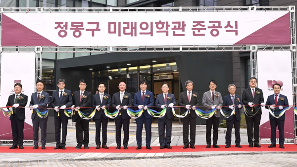 @ (왼쪽부터) 서동훈 안산병원장, 민병욱 구로병원장, 한승범 안암병원장, 편성범 의과대학장, 윤을식 의무부총장, 정의선 현대차그룹 회장, 김재호 고려중앙학원 이사장, 김동원 고려대 총장, 승명호 교우회장, 정순영 교무부총장, 윤성택 연구부총장, 송진원 대학원장, 윤형선 의대교우회장. /사진=현대차그룹