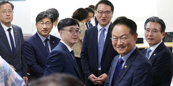 김용범 대통령실 정책실장(오른쪽)과 허영 더불어민주당 원내정책수석부대표(오른쪽 두번째) 등이 18일 서울 여의도 국회 의원회관에서 대통령실과 정부, 여당 등이 함께하는 추경안 관련 비공개 회의에 앞서 환담하고 있다 / 사진= 연합뉴스