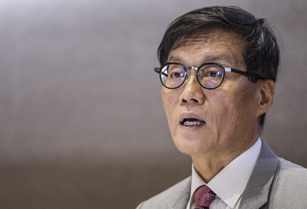 이창용 한국은행 총재가 18일 서울 중구 한국은행 별관에서 열린 2025 상반기 물가 설명회에 참석해 물가 상승 요인에 대해 설명하고 있다 / 사진=연합뉴스