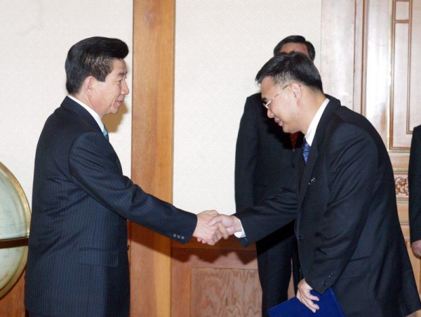 지난 2003년 3월 24일 노무현 대통령이 이종석 국가안정보장회의(NSC) 사무차장에게 임명장을 수여하고 있다. /사진=노무현사료관 제공