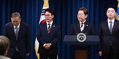 이재명 대통령이 4일 서울 용산 대통령실 청사에서 새 정부 첫 인사 발표를 하고 있다. 왼쪽부터 이종석 국정원장 후보자, 김민석 국무총리 후보자, 이 대통령, 강훈식 비서실장 /사진= 연합뉴스