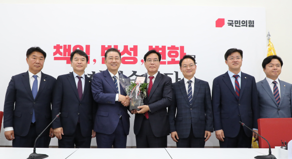 더불어민주당 김병기 당 대표 직무대행 겸 원내대표(왼쪽)가 17일 서울 여의도 국회에서 국민의힘 송언석 원내대표를 예방해 기념촬영하고 있다. 왼쪽부터 더불어민주당 이기헌 원내대표비서실장, 문진석 원내운영수석부대표, 김 원내대표, 국민의힘 송 원내대표, 더불어민주당 허영 정책수석부대표, 박상혁 소통수석부대표, 김현정 원내대변인. /사진=공동취재단