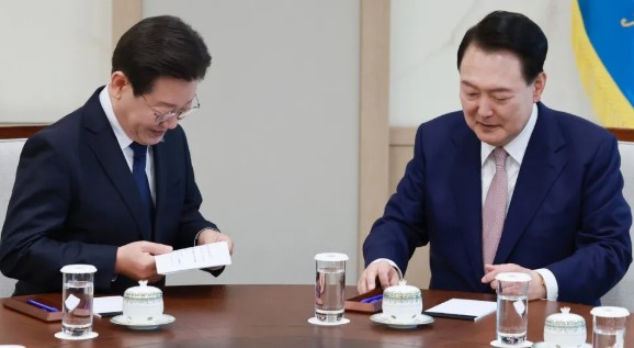 지난 2024년 4월 29일 당시 더불어민주당 이재명 대표가 서울 용산 대통령실 집무실에서 열린 윤석열 대통령과의 영수회담에서 미리 준비해 온 메시지를 품에서 꺼낸 뒤 읽을 준비를 하고 있다. 윤 대통령의 표정은 시간이 지날수록 굳어졌다. /사진=연합뉴스