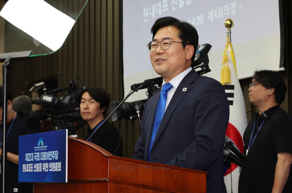 더불어민주당 박찬대 당 대표 직무대행 겸 원내대표가 13일 국회에서 열린 원내대표 선출 의원총회에서 인사말 하고 있다. /사진=연합뉴스