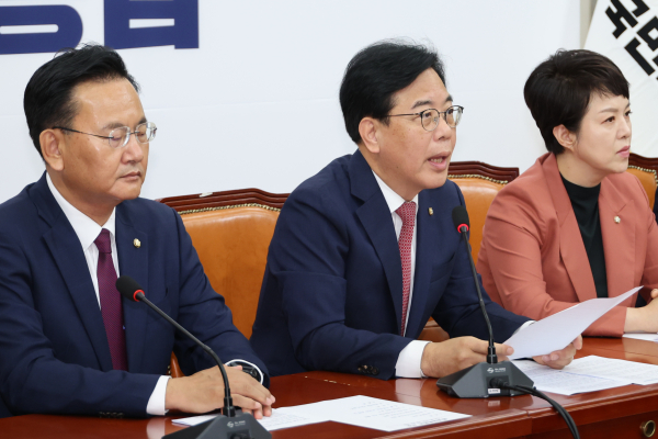 국민의힘 송언석 원내대표(가운데)가 24일 서울 여의도 국회에서 열린 원내대책회의에서 발언하고 있다. /사진=연합뉴스