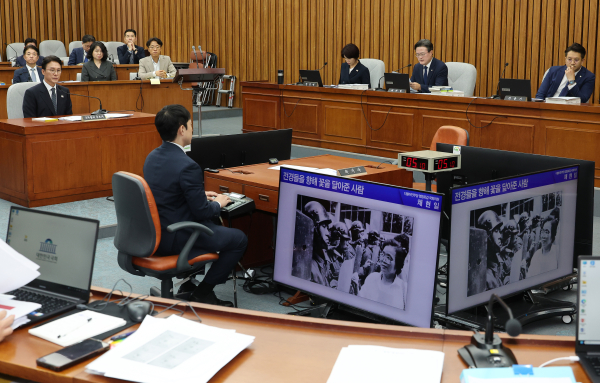 김민석 국무총리 후보자가 24일 서울 여의도 국회에서 열린 인사청문회에서 질의을 듣고 있다. /사진=연합뉴스