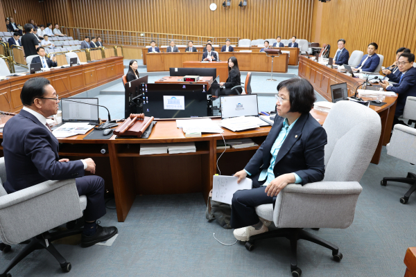 25일 서울 국회에서 열린 김민석 국무총리 후보자 인사청문회에서 국민의힘 소속 이종배 위원장과 여당 간사인 더불어민주당 김현 의원이 청문회 속개 시간 등과 관련해 대화하고 있다. /사진=연합뉴스