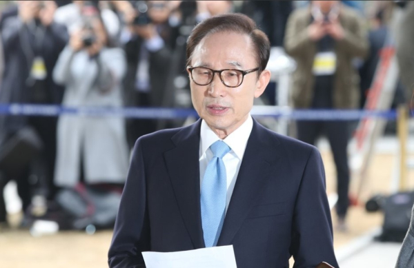 뇌물수수·횡령·조세포탈 등 혐의를 받는 이명박 전 대통령이 2018년 3월 14일 오전 서울 서초구 서울중앙지검에 피의자 신분으로 출석, 대국민 메시지를 발표하고 있다. 윤석열 전 대통령은 특검 사무실이 있는 서울 고검에 출석하면서 지하주차장 출입을 요구해 논란이 되고 있다. /사진=연합뉴스