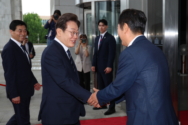 이재명 대통령이 첫 국회 시정연설을 하기 위해 지난 26일 서울 여의도 국회에 도착해 영접 나온 더불어민주당 당대표 후보인 정청래 의원과 악수하고 있다. /사진=연합뉴스