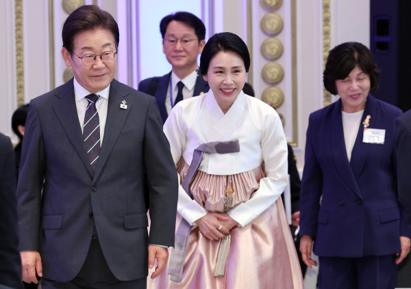 이재명 대통령과 김혜경 여사가 27일 청와대 영빈관에서 열린 '호국 보훈의 달, 대통령의 초대' 행사에 입장하고 있다. 맨 오른쪽은 강정애 국가보훈부 장관. 이번 행사에는 국가유공자 및 유족, 보훈단체장, 특별초청자 등이 참석했다. /사진=연합뉴스