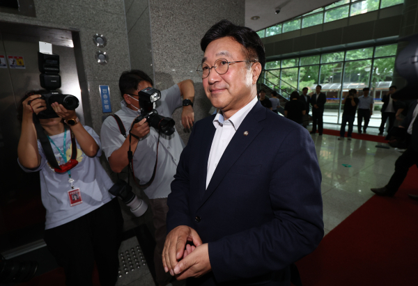 윤호중 행정안전부 장관 후보자가 30일 서울 종로구 적선동에 마련된 인사청문회 준비 사무실로 출근하고 있다. /사진=연합뉴스