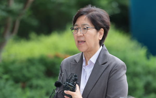 정은경 보건복지부 장관 후보자가 30일 서울 중구 남대문로에 마련된 인사청문회 준비 사무실로 출근하며 취재진 질문에 답하고 있다. /사진=연합뉴스