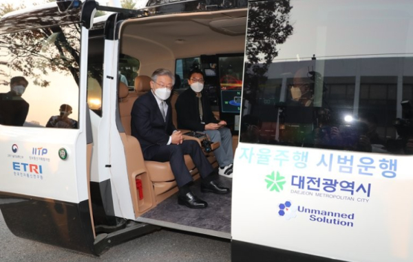 지난 2021년 11월 이재명 더불어민주당 당시 대선 후보가 대전시 유성구 한국전자통신연구원(ETRI)을 방문, 오토비(자율주행차)를 타고 있다./사진=연합뉴스