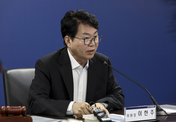 이한주 국정기획위원회 위원장이 30일 서울 종로구 국정기획위원회에서 열린 제3차 전체회의에서 발언하고 있다. /사진=공동취재단
