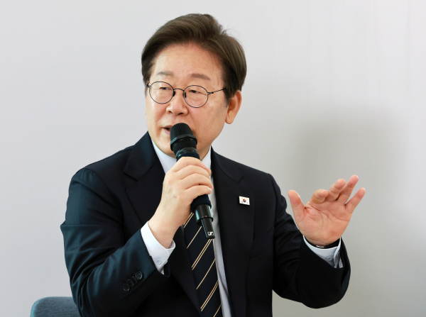 이재명 대통령이 30일 서울 용산 대통령실 파인그라스에서 열린 문화예술계 수상자 간담회에서 발언하고 있다. /사진=대통령실통신사진기자단