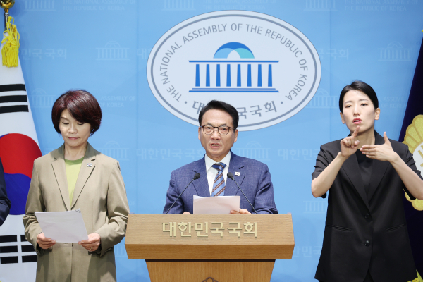 더불어민주당 박선원 의원(가운데) 등 더불어민주당 국민소통위원회, 국무총리 인사청문특위 위원들이 30일 서울 여의도 국회 소통관에서 김민석 국무총리 후보자에 대한 허위사실 유포 고발 관련 기자회견을 하고 있다. /사진=연합뉴스