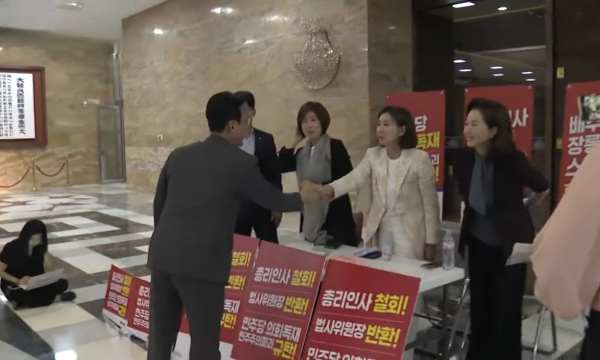 지난 6월 30일 국회 로텐더홀 계단에서 농성 중인 나경원 의원을 찾아간 김민석 국무총리 후보자. /사진=YTN 화면 캡처
