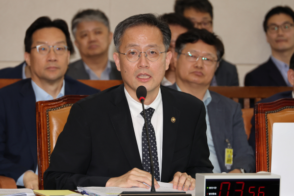 이형일 기획재정부 장관 직무대행 1차관이 1일 국회 기획재정위원회 전체회의에서 추경안 관련 위원 질의에 답하고 있다. 이날 이형일 1차관은 최근의 수도권 집값 과열에 대해 "지금 주택시장에서 과수요가 있는 것 같다"고 말했다. /사진=연합뉴스