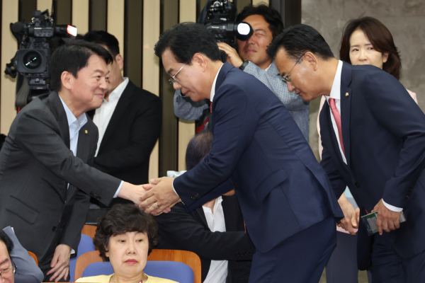 국민의힘 송언석 원내대표가 30일 서울 여의도 국회에서 열린 의원총회에 참석하며 안철수 의원 등 의원들과 악수하고 있다. /사진=연합뉴스