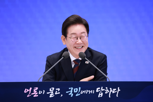 이재명 대통령이 3일 청와대 영빈관에서 열린 '대통령의 30일, 언론이 묻고 국민에게 답하다' 기자회견에서 미소짓고 있다. /사진=연합뉴스