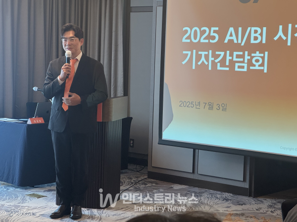 정경후 스트래티지 코리아 한국 지사장이 스트래티지의 차세대 플랫폼에 대해 소개하고 있다./사진=김기찬 기자