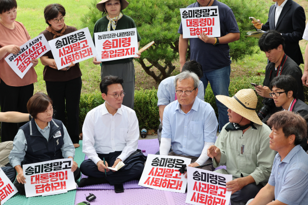 김민석 국무총리가 4일 서울 용산 대통령실 앞에서 항의 집회 중인 농민단체와 면담하고 있다. 이들 단체는 '농업4법'을 '농망4법'이라고 했던 송미령 농림축산식품부 장관의 유임을 반대하며 송 장관이 물러날 때까지 투쟁을 멈추지 않겠다고 예고한 상태다. /사진=연합뉴스