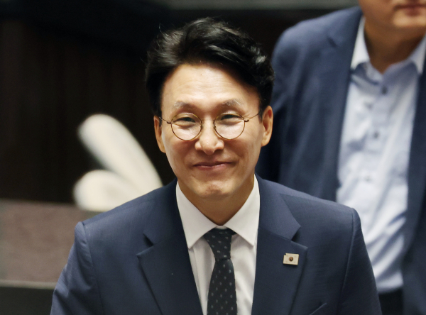 김민석 국무총리 후보자가 3일 국회 본회의에서 자신에 대한 임명동의안 투표를 마치고 이동하고 있다. /사진=연합뉴스