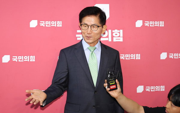 국민의힘 김문수 전 대선 후보가 4일 국회를 방문, 송언석 비상대책위원장 겸 원내대표와 만난 뒤 나와 취재진의 질문에 답변하고 있다. /사진=연합뉴스