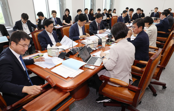 지난 2일 국회에서 열린 예산결산특별위원회의 2025년도 제2회 추가경정예산안 등 조정소위원회에서 더불어민주당 소속 한병도 위원장이 의사봉을 두드리고 있다./사진=연합뉴스