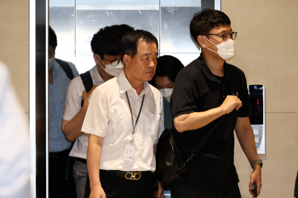 윤석열 전 대통령 배우자 김건희 여사를 둘러싼 각종 의혹을 수사하는 민중기 특별검사팀이 3일 서울 종로구 삼부토건이 입주한 빌딩에서 압수수색 중 이동하고 있다. /사진=공동취재단