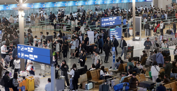 지난 5월 황금연휴 앞두고 북적이는 인천공항 제1터미널 출국장