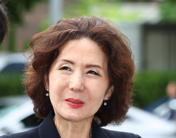 이진숙 사회부총리 겸 교육부 장관 후보자가 지난 6월 30일 서울 여의도 한국교육시설안전원에 마련된 인사청문회 준비 사무실로 출근하며 취재진 질문을 듣고 있다. /사진=연합뉴스