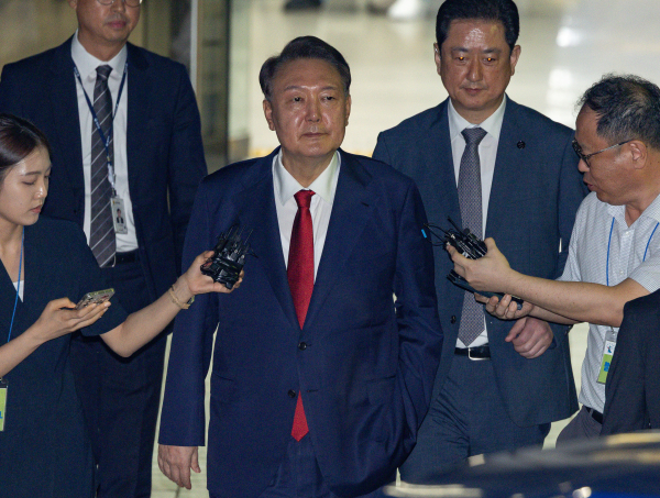 12·3 비상계엄과 관련해 특검의 수사를 받는 윤석열 전 대통령이 지난 9일 서울 서초구 서울중앙지법에서 열린 구속 전 피의자 심문(영장실질심사)이 끝난 뒤 법원을 떠나고 있다. /사진=공동취재단