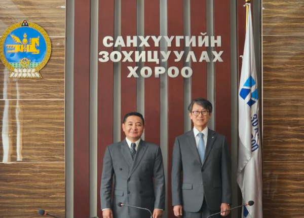 지난달 30일 몽골 금융감독위원회 청사에서 쿠데르출룬 몽골 금융감독위원회 부위원장(왼쪽)과 이명순 서울보증보험 대표이사가 기념촬영을 하고 있다 / 사진=SGI서울보증