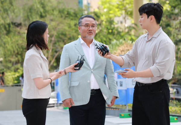이일준 삼부토건 회장이 10일 피의자 신분으로 김건희 특검 조사를 받기 위해 서울 종로구 KT광화문빌딩 웨스트에 마련된 특검 사무실에 출석하며 취재진의 질문에 답하고 있다. /사진=연합뉴스
