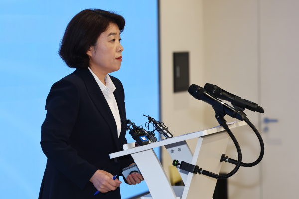 윤석열 전 대통령 부인 김건희 여사와 관련한 각종 의혹 사건을 수사하는 민중기 특별검사팀 오정희 특검보가 지난 8일 서울 종로구 KT광화문빌딩에서 정례 브리핑을 하고 있다. /사진=연합뉴스