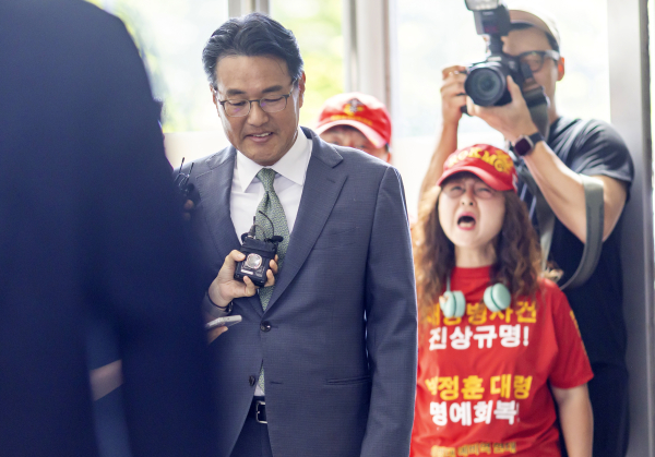 윤석열 정부 외교라인 핵심 인사인 김태효 전 국가안보실 1차장이 11일 피의자 신분으로 조사를 받기 위해 서울 서초구 순직해병 특검팀 사무실로 들어서고 있다. /사진=연합뉴스