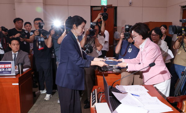 강선우 여성가족부 장관 후보자가 14일 국회 여성가족위원회에서 열린 인사청문회에서 선서한 뒤 국민의힘 소속 이인선 위원장에게 선서문을 전달하고 있다. /사진=연합뉴스